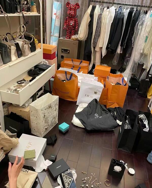 黄冈回收一线鞋服.jpg